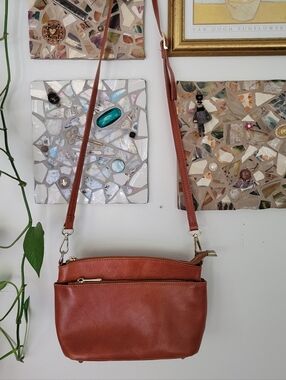Minimalist Tan Leather Crossbody Bag with Adjustable Strap